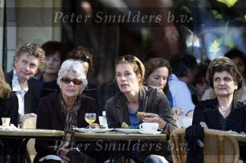 Amsterdam 6 oktober 2007
Frederique v d Wal met moeder op terras op de cornelis schuytstraat