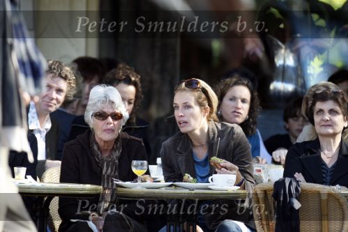 Amsterdam 6 oktober 2007
Frederique v d Wal met moeder op terras op de cornelis schuytstraat
