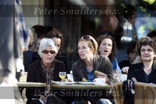 Amsterdam 6 oktober 2007
Frederique v d Wal met moeder op terras op de cornelis schuytstraat