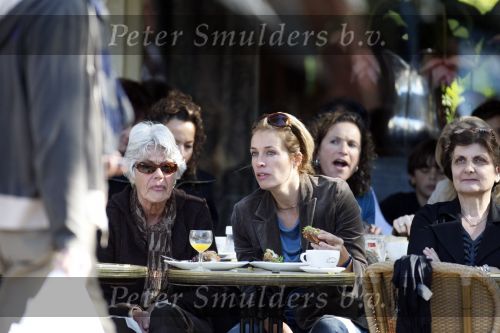 Amsterdam 6 oktober 2007
Frederique v d Wal met moeder op terras op de cornelis schuytstraat