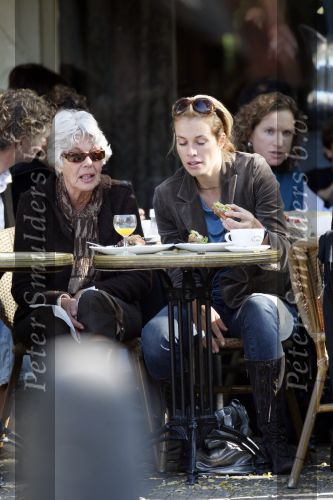 Amsterdam 6 oktober 2007
Frederique v d Wal met moeder op terras op de cornelis schuytstraat