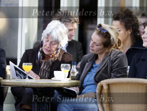 Amsterdam 6 oktober 2007
Frederique v d Wal met moeder op terras op de cornelis schuytstraat
