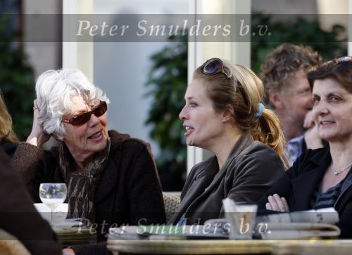Amsterdam 6 oktober 2007
Frederique v d Wal met moeder op terras op de cornelis schuytstraat