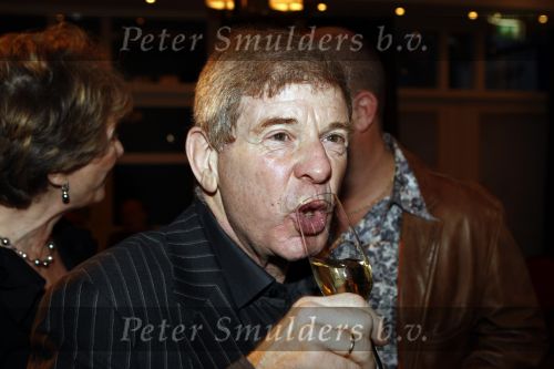 Bussum 24 januari 2008
Omroepman van het jaar verkiezing bij Jan Tabak. Frits Barend met champagne