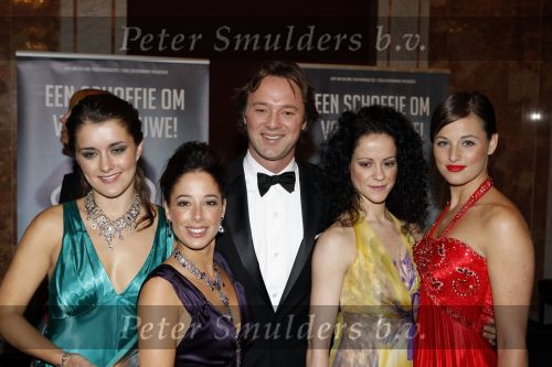 Amsterdam 5 oktober 2007
Premiere Ciske de Rat in Carre.   Frits Sissing met deelnemers Evita