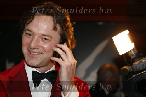 Rotterdam 16 december 2007
Premiere Evita in het nieuwe Luxor met oa Stanley Burleson Brigitte Heitzer en Roberto de GRoot. Andrew Lloyd Webber en Pieter v Vollenhoven zijn daarbij aanwezig. Frits Sissing met mobiel gsm