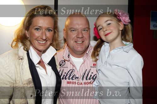 Hilversum 12 december 2007
Gaston Starreveld met zijn vrouw en dochter Ghilaine bij kinderen danen op het ijs.