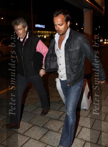 Rotterdam 5 april 2008
Geert Hoes wordt op vliegveld zestienhoven opgehaald door zijn manager Chiel v Praag. Geert kwam etrug van fotoshoot kledingmerk lief. Hij was daar met een kennis.
Peter Smulders bv