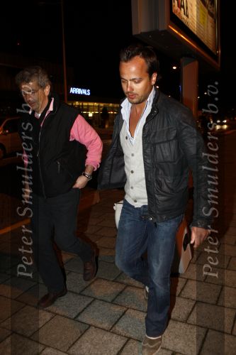 Rotterdam 5 april 2008
Geert Hoes wordt op vliegveld zestienhoven opgehaald door zijn manager Chiel v Praag. Geert kwam etrug van fotoshoot kledingmerk lief. Hij was daar met een kennis.
Peter Smulders bv