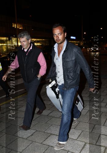 Rotterdam 5 april 2008
Geert Hoes wordt op vliegveld zestienhoven opgehaald door zijn manager Chiel v Praag. Geert kwam etrug van fotoshoot kledingmerk lief. Hij was daar met een kennis.
Peter Smulders bv