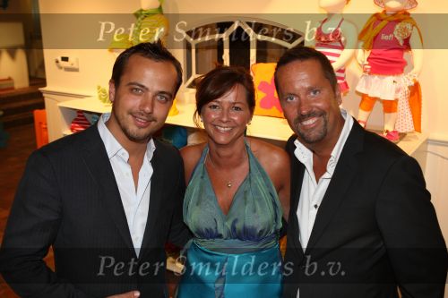 Molenaarsgraaf, 16 Mei 2008
Opening lief Babywear & Lifestyle.
Op de foto  directeur/eigenaar John v d Herik met zijn vrouw Yvonne v d Herik en PR man acteur Geert Hoes