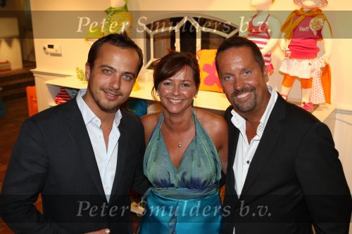 Molenaarsgraaf, 16 Mei 2008
Opening lief Babywear & Lifestyle.
Op de foto  directeur/eigenaar John v d Herik met zijn vrouw Yvonne v d Herik en PR man acteur Geert Hoes