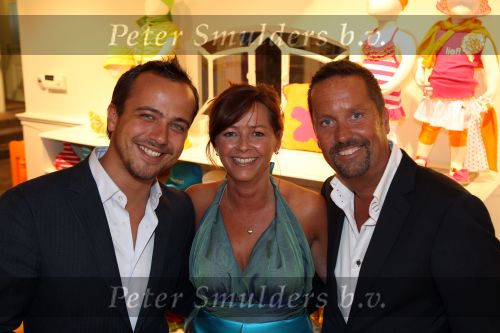 Molenaarsgraaf, 16 Mei 2008
Opening lief Babywear & Lifestyle.
Op de foto  directeur/eigenaar John v d Herik met zijn vrouw Yvonne v d Herik en PR man acteur Geert Hoes