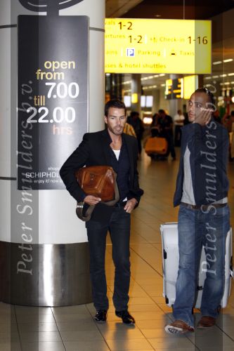 Amsterdam 27 augustus 2008
Geert Hoes en Arjen de vriend van Percy arriveren op schiphol nadat ze op Aruba zijn geweest voor de begrafenis van Percy.