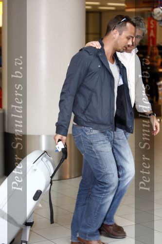 Amsterdam 27 augustus 2008
Geert Hoes en Arjen de vriend van Percy arriveren op schiphol nadat ze op Aruba zijn geweest voor de begrafenis van Percy. Geert met Chiel v Praag