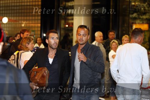 Amsterdam 27 augustus 2008
Geert Hoes en Arjen de vriend van Percy arriveren op schiphol nadat ze op Aruba zijn geweest voor de begrafenis van Percy.
Peter Smulders bv