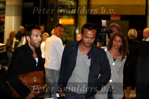 Amsterdam 27 augustus 2008
Geert Hoes en Arjen de vriend van Percy arriveren op schiphol nadat ze op Aruba zijn geweest voor de begrafenis van Percy.
Peter Smulders bv