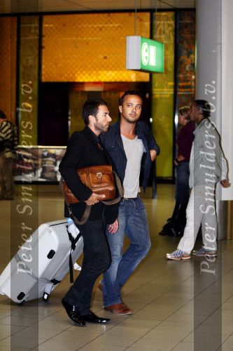 Amsterdam 27 augustus 2008
Geert Hoes en Arjen de vriend van Percy arriveren op schiphol nadat ze op Aruba zijn geweest voor de begrafenis van Percy.
Peter Smulders bv