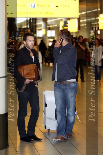 Amsterdam 27 augustus 2008
Geert Hoes en Arjen de vriend van Percy arriveren op schiphol nadat ze op Aruba zijn geweest voor de begrafenis van Percy.
Peter Smulders bv