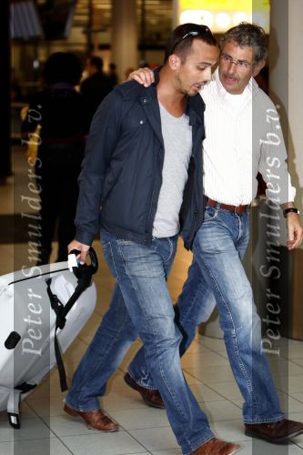 Amsterdam 27 augustus 2008
Geert Hoes en Arjen de vriend van Percy arriveren op schiphol nadat ze op Aruba zijn geweest voor de begrafenis van Percy. Geert met Chiel v Praag
Peter Smulders bv