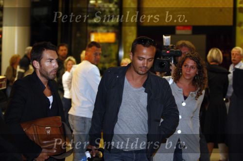 Amsterdam 27 augustus 2008
Geert Hoes en Arjen de vriend van Percy arriveren op schiphol nadat ze op Aruba zijn geweest voor de begrafenis van Percy.
Peter Smulders bv