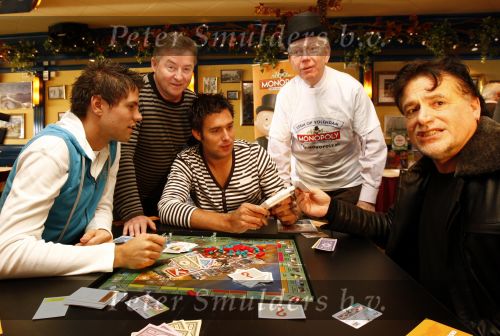 Volendam 22 januari 2008
Nick en Simon Jan Keizer en George Baker promoten dat de plaats volendam op een nieuw monopoly spel komt.