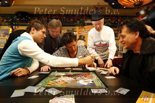 Volendam 22 januari 2008
Nick en Simon Jan Keizer en George Baker promoten dat de plaats volendam op een nieuw monopoly spel komt.