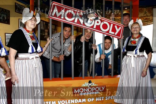 Volendam 22 januari 2008
Nick en Simon Jan Keizer en George Baker promoten dat de plaats volendam op een nieuw monopoly spel komt.
Peter Smulders bv