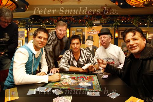 Volendam 22 januari 2008
Nick en Simon Jan Keizer en George Baker promoten dat de plaats volendam op een nieuw monopoly spel komt.
