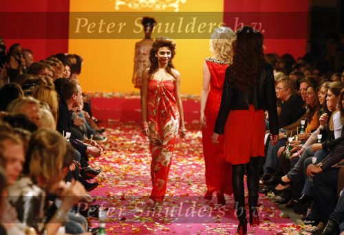 Amsterdam 2 maart 2009
Modeshow Jos Raak bij Loods 6 in Amsterdam. georgina Verbaan loopt mee en Jort Kelder komt kijken
Peter Smulders bv
