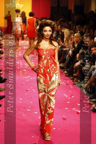 Amsterdam 2 maart 2009
Modeshow Jos Raak bij Loods 6 in Amsterdam. georgina Verbaan loopt mee en Jort Kelder komt kijken
Peter Smulders bv