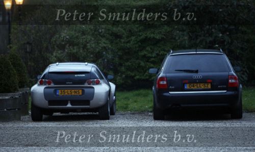 Nigtevecht 4 en 5 april 2008
Auto van Georgina Verbaan en auto van Jort Kelder staan voor zijn huis in Nigtevecht.
Peter Smulders bv