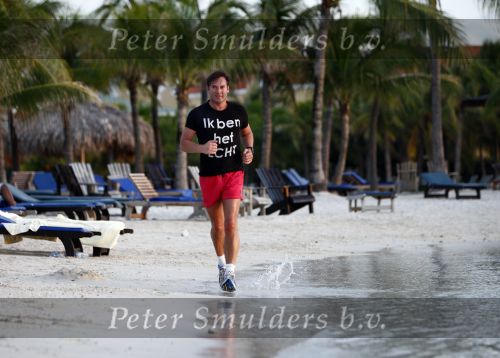 Curacao 2 januari 2009
Gerard Joling hard aan het lopen op Curacao. Hij loopt elke dag 10 km om fit te blijven.
Peter Smulders bv