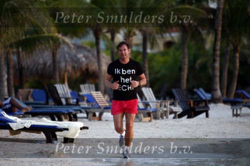 Curacao 2 januari 2009
Gerard Joling hard aan het lopen op Curacao. Hij loopt elke dag 10 km om fit te blijven.
Peter Smulders bv