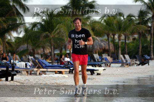 Curacao 2 januari 2009
Gerard Joling hard aan het lopen op Curacao. Hij loopt elke dag 10 km om fit te blijven.
Peter Smulders bv
