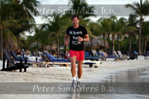 Curacao 2 januari 2009
Gerard Joling hard aan het lopen op Curacao. Hij loopt elke dag 10 km om fit te blijven.
Peter Smulders bv
