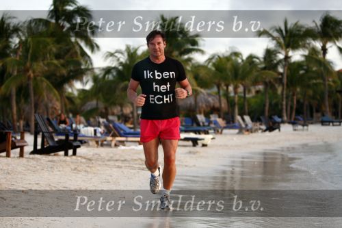 Curacao 2 januari 2009
Gerard Joling hard aan het lopen op Curacao. Hij loopt elke dag 10 km om fit te blijven.
Peter Smulders bv