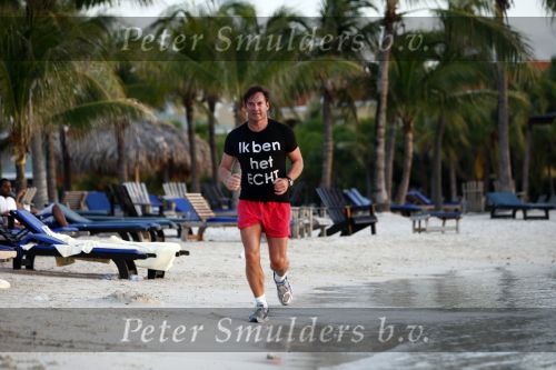 Curacao 2 januari 2009
Gerard Joling hard aan het lopen op Curacao. Hij loopt elke dag 10 km om fit te blijven.
Peter Smulders bv