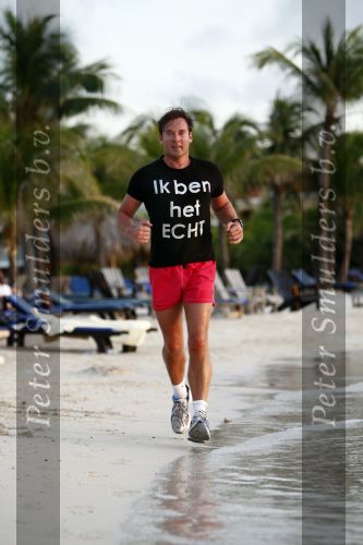 Curacao 2 januari 2009
Gerard Joling hard aan het lopen op Curacao. Hij loopt elke dag 10 km om fit te blijven.
Peter Smulders bv