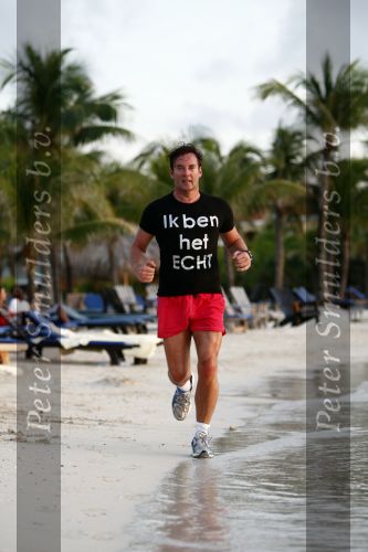 Curacao 2 januari 2009
Gerard Joling hard aan het lopen op Curacao. Hij loopt elke dag 10 km om fit te blijven.
Peter Smulders bv
