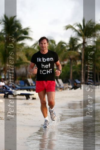 Curacao 2 januari 2009
Gerard Joling hard aan het lopen op Curacao. Hij loopt elke dag 10 km om fit te blijven.
Peter Smulders bv