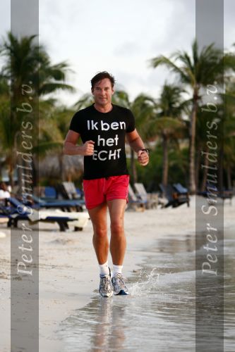 Curacao 2 januari 2009
Gerard Joling hard aan het lopen op Curacao. Hij loopt elke dag 10 km om fit te blijven.
Peter Smulders bv