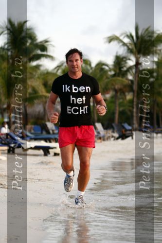 Curacao 2 januari 2009
Gerard Joling hard aan het lopen op Curacao. Hij loopt elke dag 10 km om fit te blijven.
Peter Smulders bv