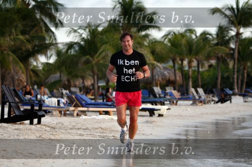 Curacao 2 januari 2009
Gerard Joling hard aan het lopen op Curacao. Hij loopt elke dag 10 km om fit te blijven.
Peter Smulders bv