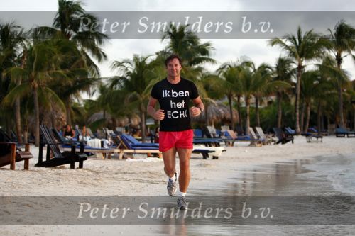 Curacao 2 januari 2009
Gerard Joling hard aan het lopen op Curacao. Hij loopt elke dag 10 km om fit te blijven.
Peter Smulders bv