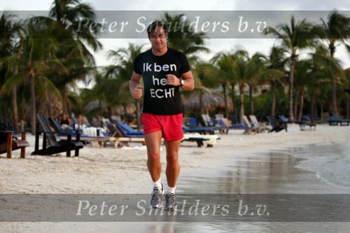 Curacao 2 januari 2009
Gerard Joling hard aan het lopen op Curacao. Hij loopt elke dag 10 km om fit te blijven.
Peter Smulders bv