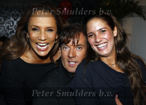 Vinkeveen 18 januari 2009
Roxeanne Hazes viert haar 16 e verjaardag in Roekz in Vinkeveen. gerard Joling met Patty Brard en Priscilla Nasi
Peter Smulders bv