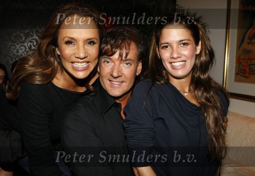 Vinkeveen 18 januari 2009
Roxeanne Hazes viert haar 16 e verjaardag in Roekz in Vinkeveen. gerard Joling met Patty Brard en Priscilla Nasi
Peter Smulders bv