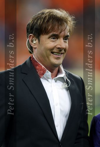 Eindhoven 18 oktober 2007
Gerard Joling zingt het volklied bij Nederland ten Slovenie in het PSV stadion.