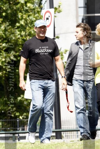 Amsterdam 22 juli 2008
Gerard Joling met petje en T-shirt geniet van het zonnetje en voetbalt met 2 jongetjes.